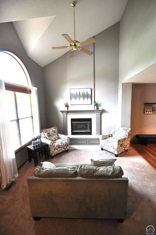6601 SW Hamptonshire LN, Topeka, KS 66614