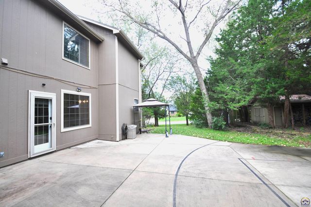 6601 SW Hamptonshire LN, Topeka, KS 66614