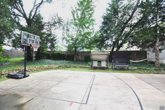 6601 SW Hamptonshire LN, Topeka, KS 66614