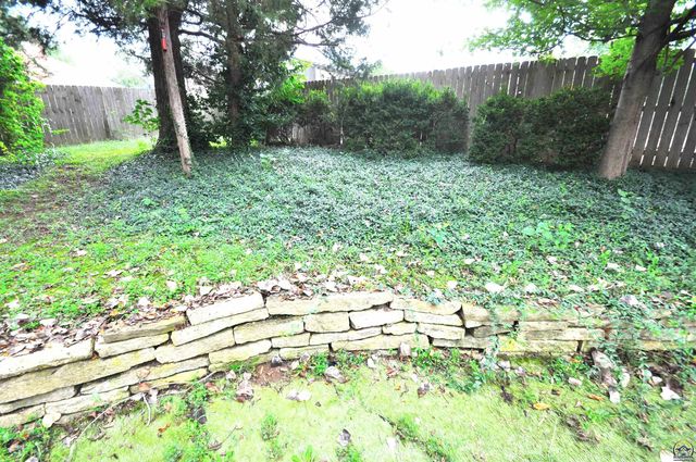 6601 SW Hamptonshire LN, Topeka, KS 66614