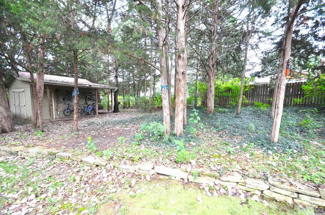 6601 SW Hamptonshire LN, Topeka, KS 66614