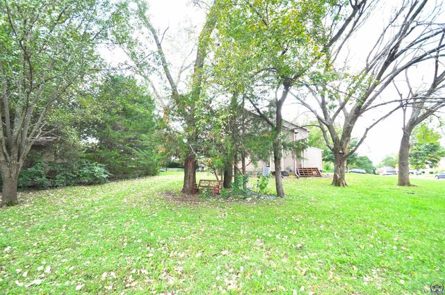 6601 SW Hamptonshire LN, Topeka, KS 66614
