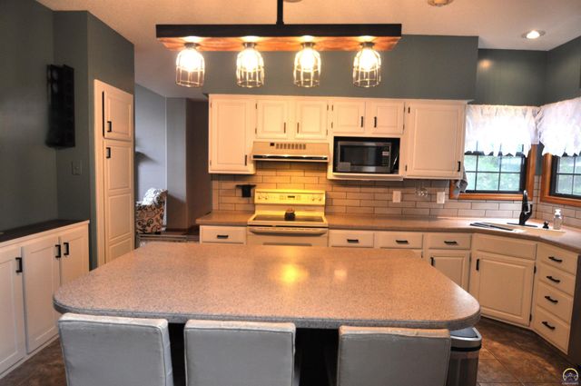 6601 SW Hamptonshire LN, Topeka, KS 66614