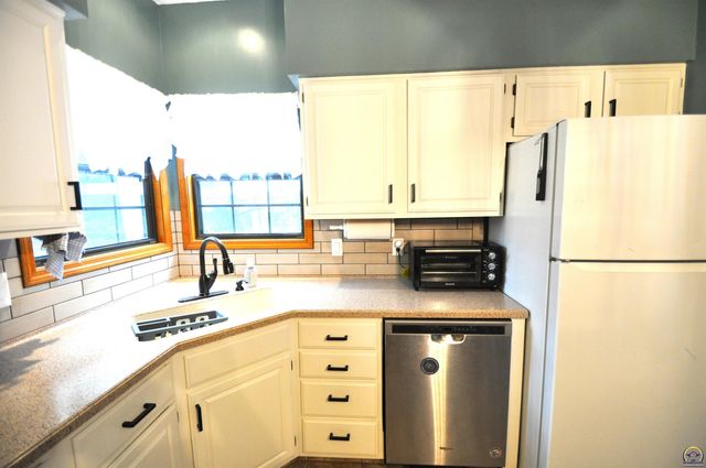 6601 SW Hamptonshire LN, Topeka, KS 66614