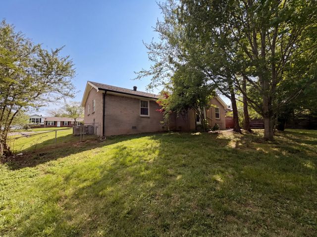 242 Kingswood Dr, Clarksville, TN 37043