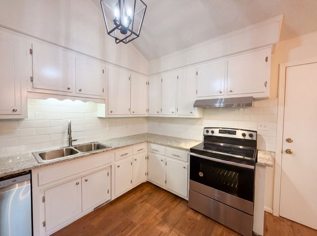 242 Kingswood Dr, Clarksville, TN 37043