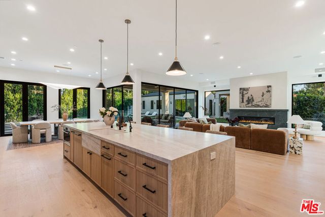 5064 Encino Avenue, Encino, CA 91316