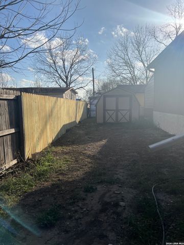 218 W 2nd St, Elmendorf, TX 78112