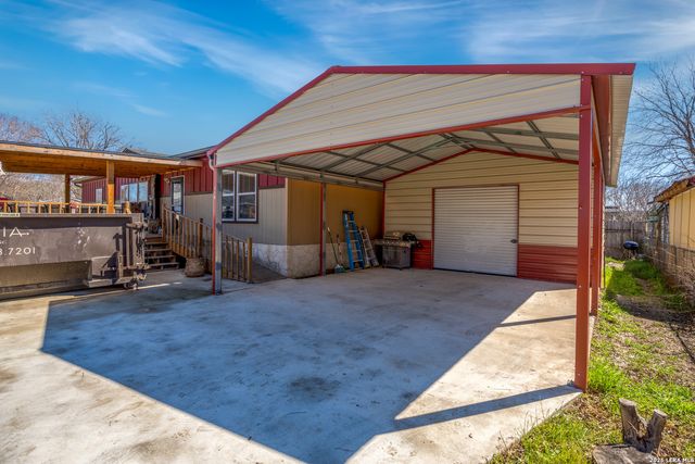 218 W 2nd St, Elmendorf, TX 78112