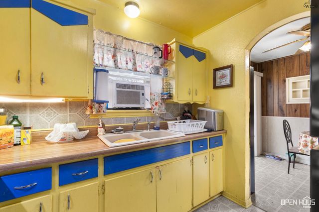 202 W VALLEY DRIVE, Iowa Park, TX 76367