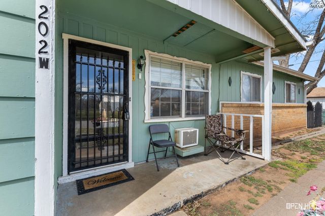 202 W VALLEY DRIVE, Iowa Park, TX 76367