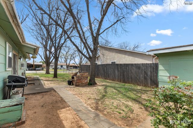 202 W VALLEY DRIVE, Iowa Park, TX 76367