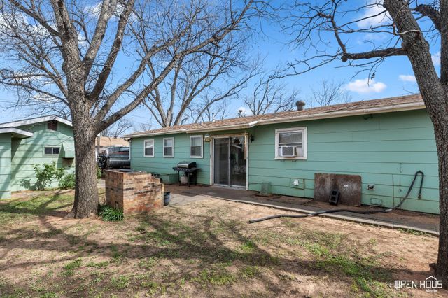 202 W VALLEY DRIVE, Iowa Park, TX 76367
