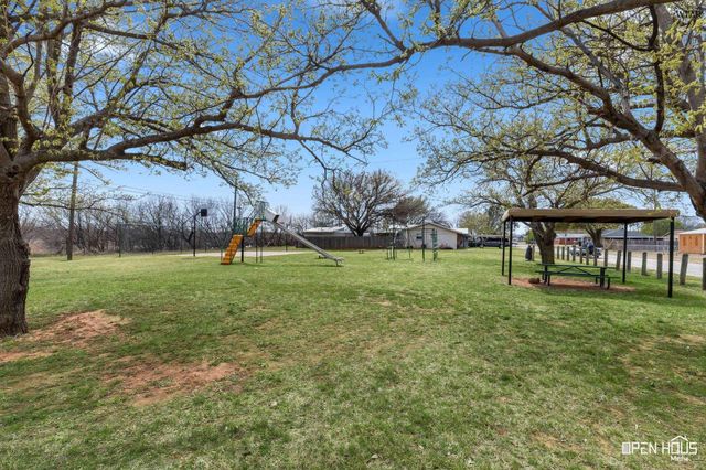 202 W VALLEY DRIVE, Iowa Park, TX 76367