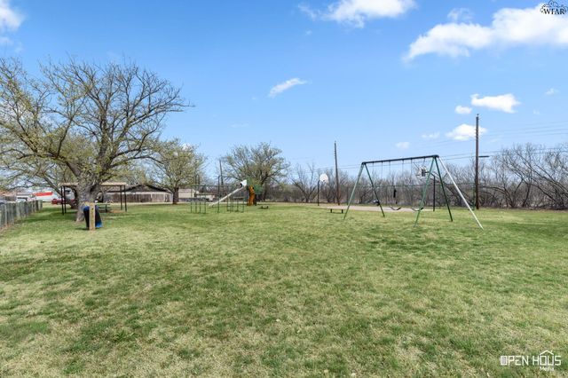 202 W VALLEY DRIVE, Iowa Park, TX 76367