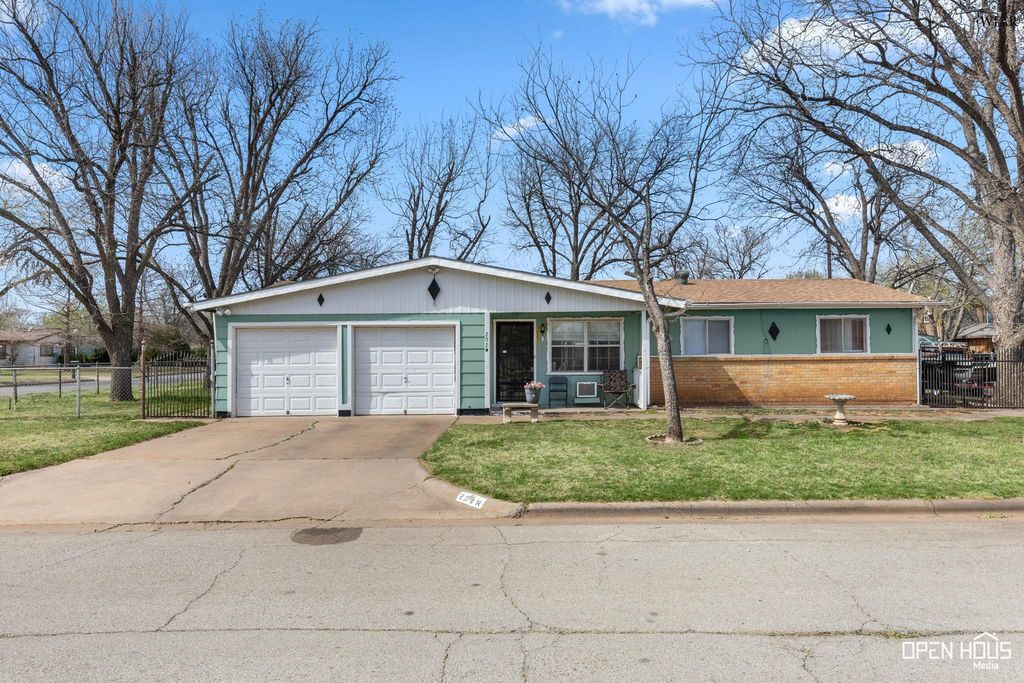 202 W VALLEY DRIVE, Iowa Park, TX 76367