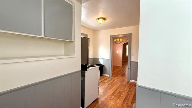 98 E New York Avenue, Pontiac, MI 48340