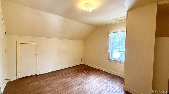 98 E New York Avenue, Pontiac, MI 48340