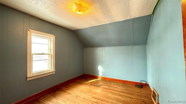 98 E New York Avenue, Pontiac, MI 48340