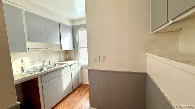 98 E New York Avenue, Pontiac, MI 48340