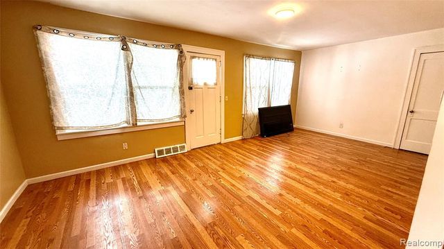 98 E New York Avenue, Pontiac, MI 48340