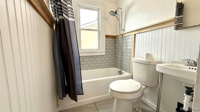 98 E New York Avenue, Pontiac, MI 48340