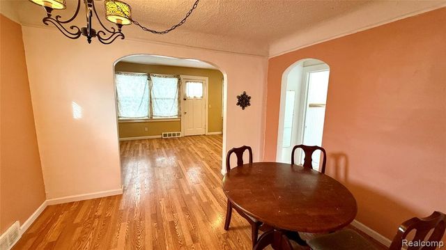 98 E New York Avenue, Pontiac, MI 48340