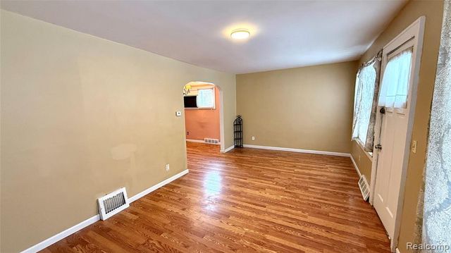 98 E New York Avenue, Pontiac, MI 48340