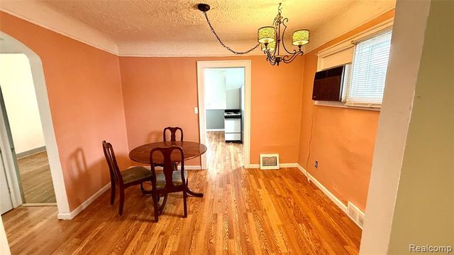 98 E New York Avenue, Pontiac, MI 48340