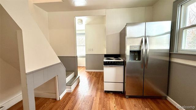 98 E New York Avenue, Pontiac, MI 48340