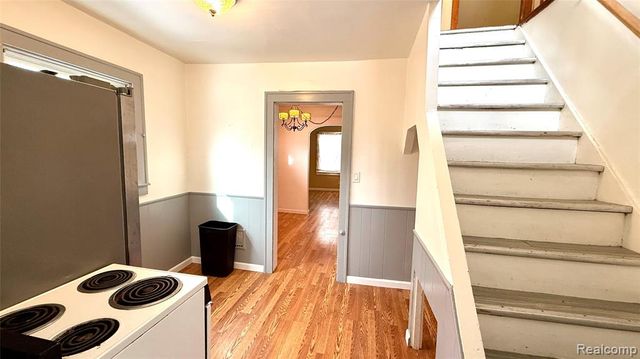 98 E New York Avenue, Pontiac, MI 48340