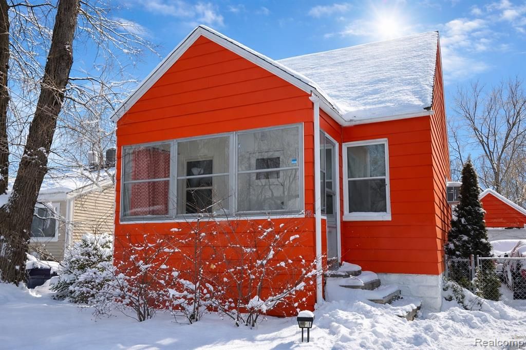 98 E New York Avenue, Pontiac, MI 48340