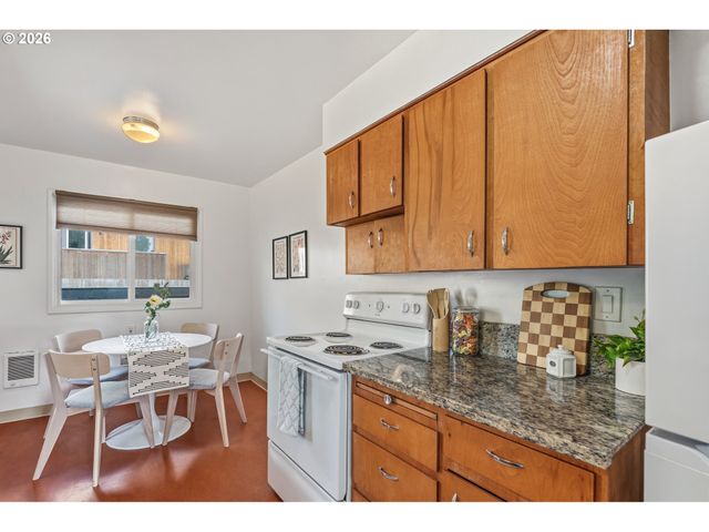 2421 Se 52ND Ave, Portland, OR 97206