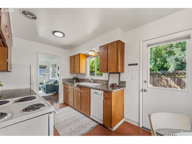 2421 Se 52ND Ave, Portland, OR 97206