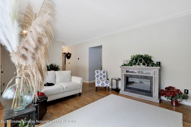 2816 Memory Lane, Lansing, MI 48911