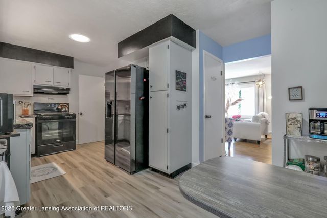 2816 Memory Lane, Lansing, MI 48911