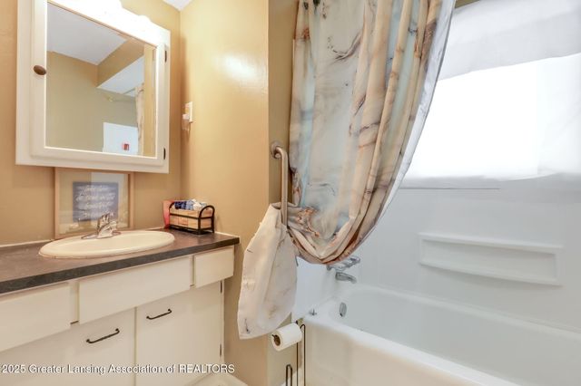 2816 Memory Lane, Lansing, MI 48911