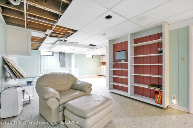 2816 Memory Lane, Lansing, MI 48911