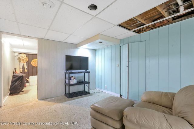 2816 Memory Lane, Lansing, MI 48911