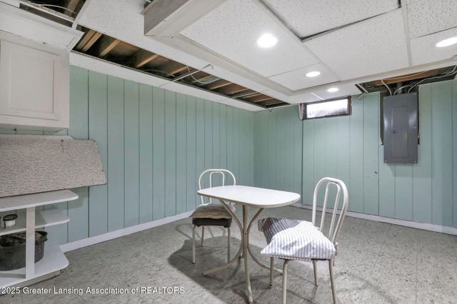 2816 Memory Lane, Lansing, MI 48911