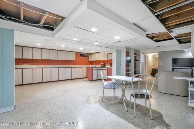 2816 Memory Lane, Lansing, MI 48911