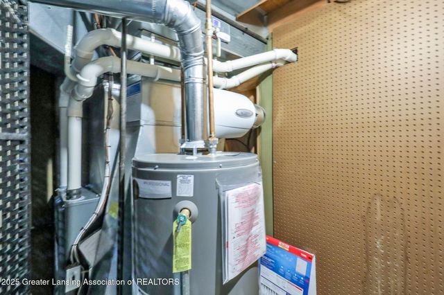 2816 Memory Lane, Lansing, MI 48911