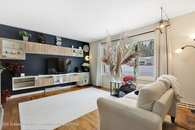 2816 Memory Lane, Lansing, MI 48911