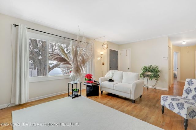 2816 Memory Lane, Lansing, MI 48911