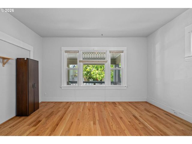535 Ne KNOTT St, Portland, OR 97212