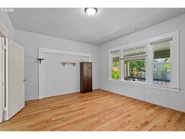 535 Ne KNOTT St, Portland, OR 97212