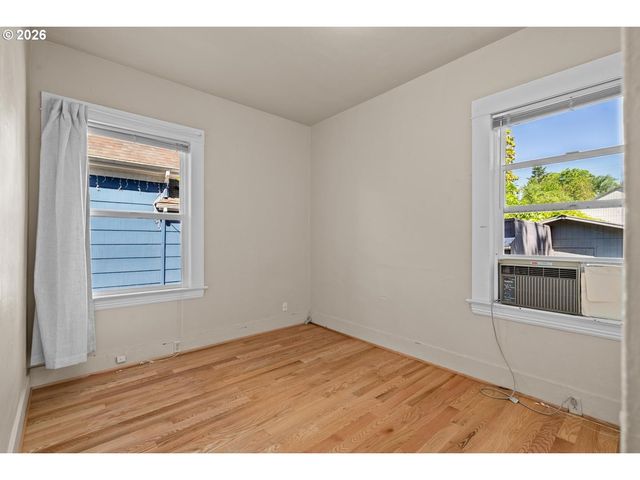535 Ne KNOTT St, Portland, OR 97212