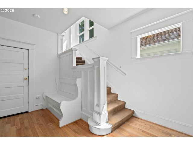 535 Ne KNOTT St, Portland, OR 97212