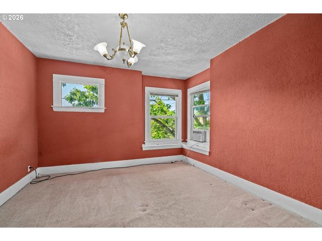 535 Ne KNOTT St, Portland, OR 97212