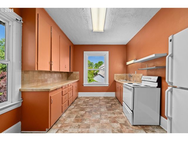535 Ne KNOTT St, Portland, OR 97212